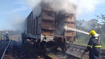 Bombeiros combatem incêndio em vagões de trem em Mato Grosso