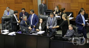 Deputados aprovam 'PEC da Janaina' e antecipam eleição à Mesa da AL 