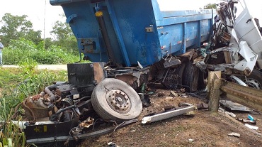 Colisão envolvendo três caminhões deixa rodovia federal bloqueada em Mato Grosso