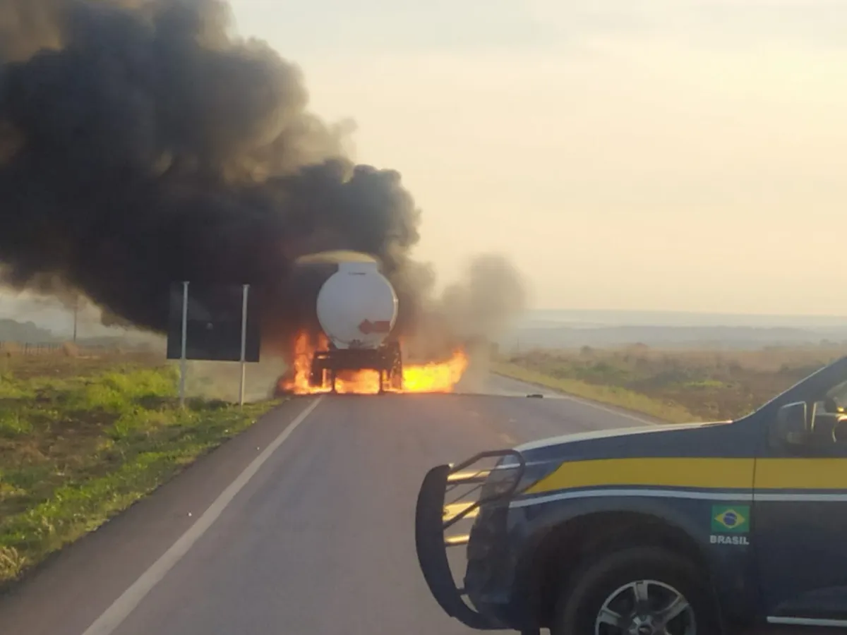 Caminhão tanque pega fogo e fecha rodovia no interior de MT