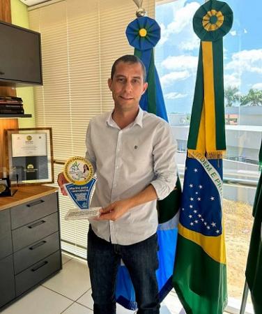 Prefeito de Nova Monte Verde, Edemilson Marino dos Santos, foi agraciado com o prêmio da N.A Pesquisas em reconhecimento ao seu excelente desempenho e alta aprovação