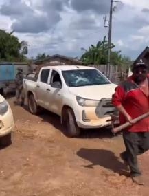Fazendeiro preso por danificar veículos oficiais com picareta é solto