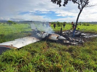 Avião vindo da Bolívia faz pouso forçado e é incendiado após interceptação da FAB