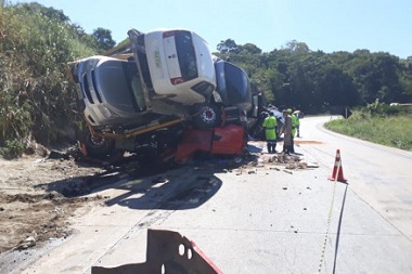Caminhão-cegonha tomba e dois morrem na Serra de São Vicente