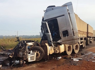 Colisão envolvendo carretas deixa motorista em estado grave na BR-163 no Nortão