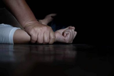 Pai tenta estuprar ex-mulher na frente da filha em Cuiabá
