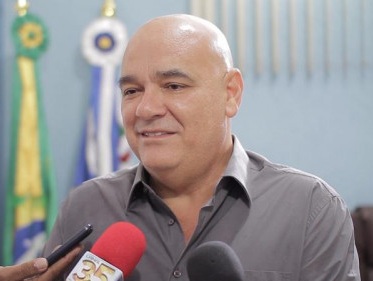 MPE pede bloqueio de R$ 105 mil de prefeito por compras sem licitação