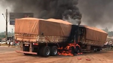 Carreta pega fogo na BR-163 no Nortão e carga de grãos é destruída