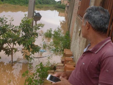  Moradores filmam cheia de córrego em Peixoto de Azevedo, e pedem socorro ao secretário que está ausente do município