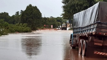 Rio transborda e interrompe tráfego em trecho de rodovia federal em Mato Grosso