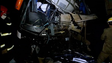 Motorista morre e 11 passageiros ficam feridos em colisão entre ônibus, carro e carreta em MT